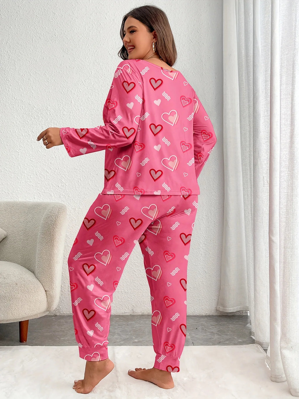 بيجاما نسائية فاخرة بطبعة قلوب — دفء وأناقة للخريف والشتاء (مقاسات 3XL حتى 5XL)