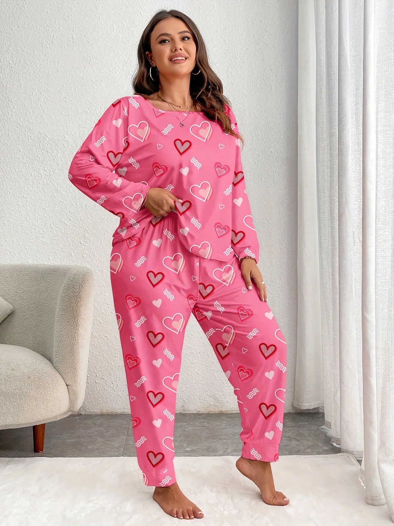 بيجاما نسائية فاخرة بطبعة قلوب — دفء وأناقة للخريف والشتاء (مقاسات 3XL حتى 5XL)