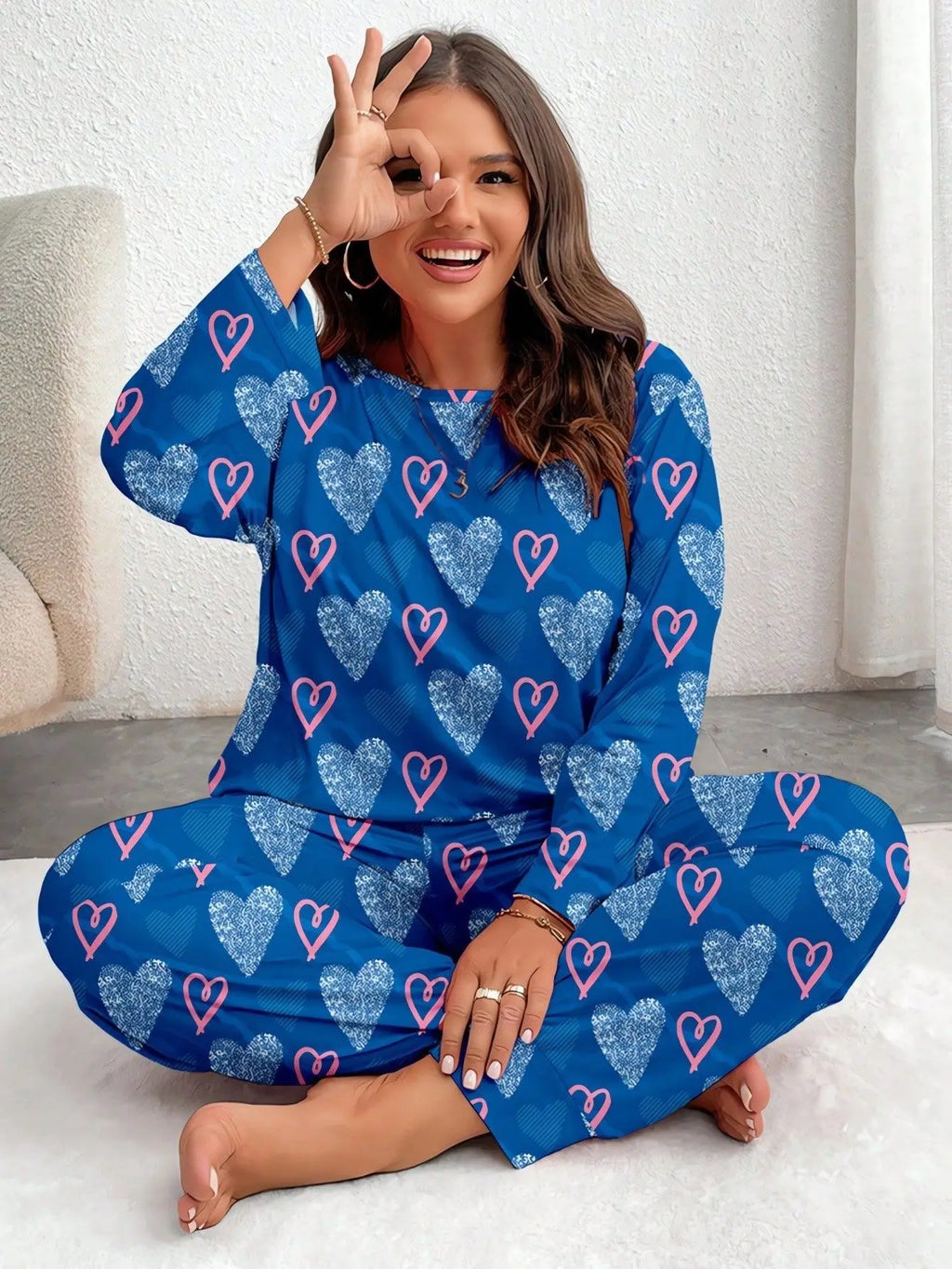 بيجاما نسائية فاخرة بطبعة قلوب — دفء وأناقة للخريف والشتاء (مقاسات 3XL حتى 5XL)