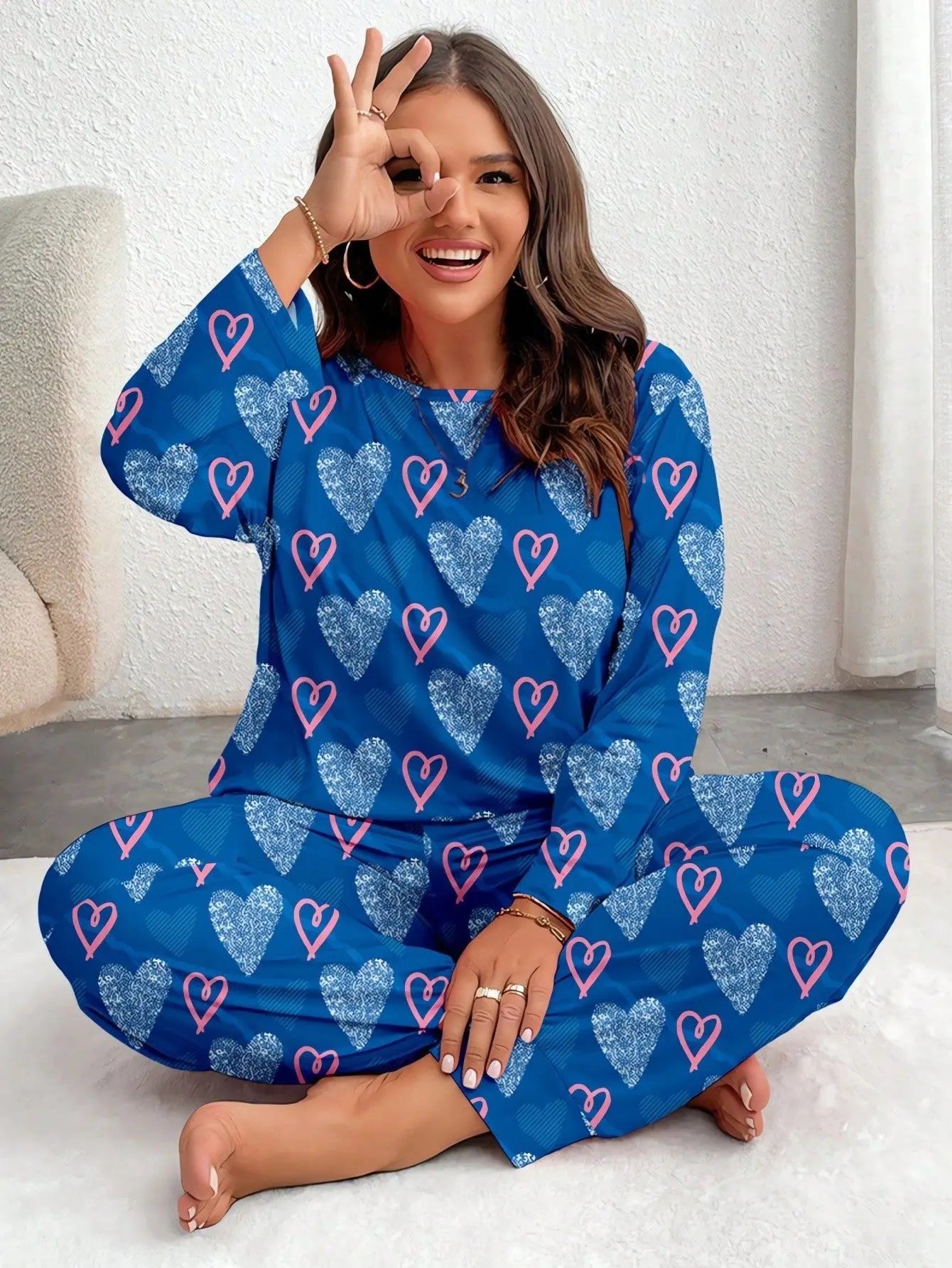 بيجاما نسائية فاخرة بطبعة قلوب — دفء وأناقة للخريف والشتاء (مقاسات 3XL حتى 5XL)