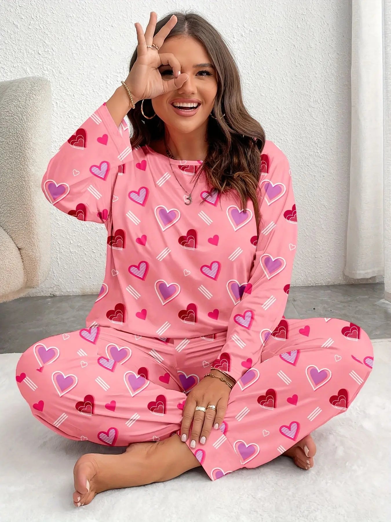 بيجاما نسائية فاخرة بطبعة قلوب — دفء وأناقة للخريف والشتاء (مقاسات 3XL حتى 5XL)