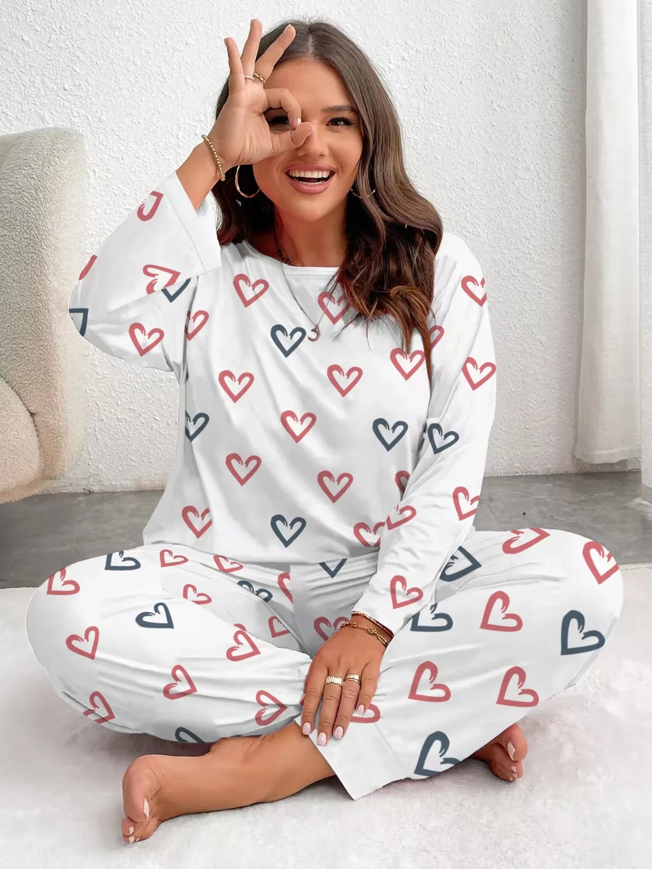 بيجاما نسائية فاخرة بطبعة قلوب — دفء وأناقة للخريف والشتاء (مقاسات 3XL حتى 5XL)