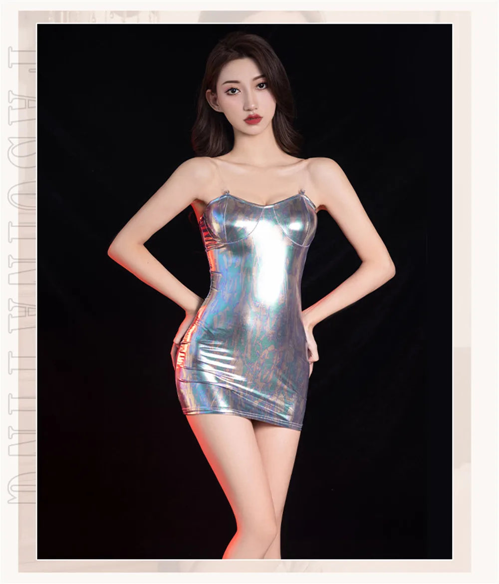 Mini-robe moulante chic et brillante
Mini-robe moulante chic sans bretelles